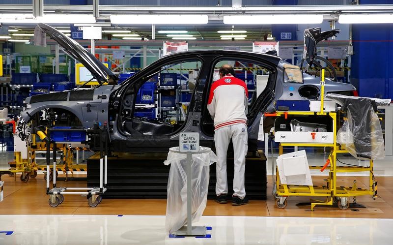 © Reuters. A technician works at an Alfa Romeo car on the production line at the FCA plant in Cassino