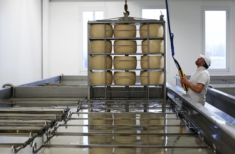 © Reuters. In un caseificio di Modena che produce Parmigiano