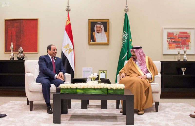 © Reuters. Saudi Arabia's King Salman bin Abdulaziz Al Saud meets with Egypt's President Abdel Fattah al-Sisi on the sideline of the 28th Ordinary Summit of the Arab League at the Dead Sea