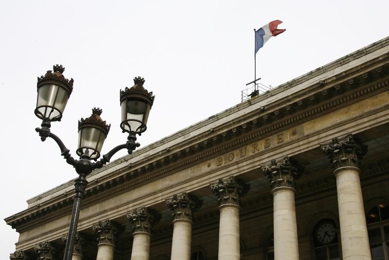 © Reuters. LES MARCHÉS EUROPÉENS EN ORDRE DISPERSÉ À MI-SÉANCE