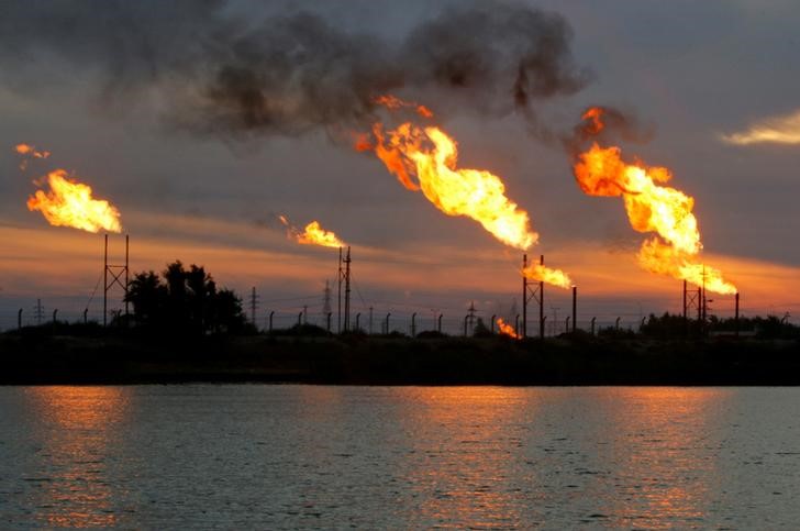 © Reuters. Газовые факелы на нефтяных месторождениях в иракской Басре