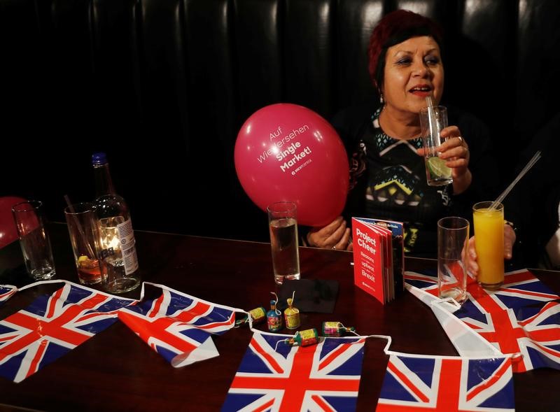 © Reuters. ¿Fiebre por el Brexit? Patriotismo desbocado, pasaportes azules y guerra