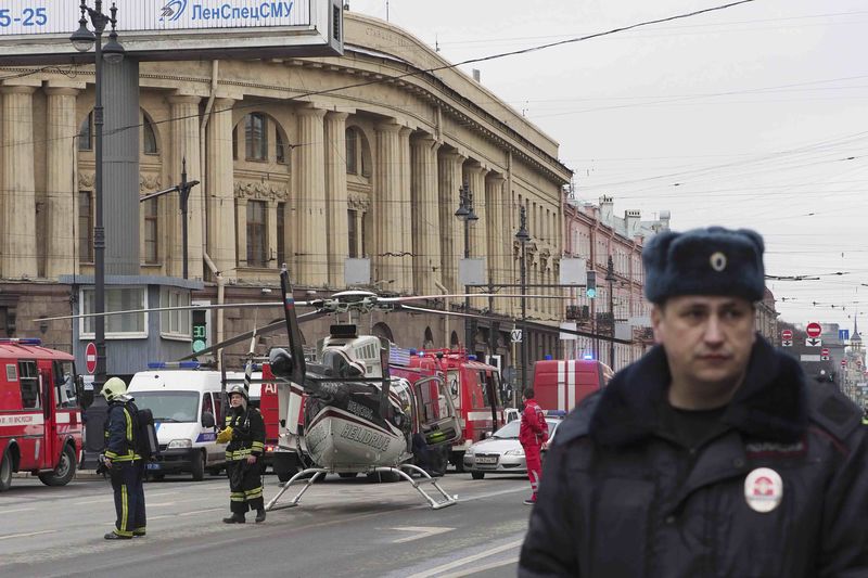 © Reuters. Agentes do serviço de emergência do lado de fora de estação de São Petersburgo