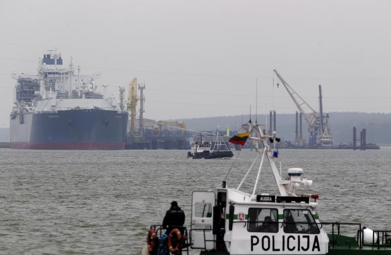 © Reuters. Police boat is seen in foreground as floating storage regasification unit (FSRU) "Independence" is docked at the liquefied natural gas (LNG) terminal in Klaipeda port