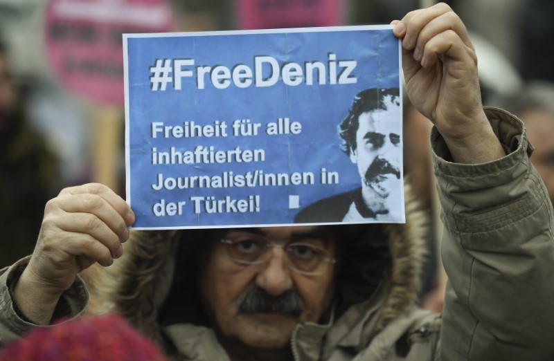 © Reuters. A protester demands the release of jailed Turkish-German journalist Deniz Yucel in Hamburg