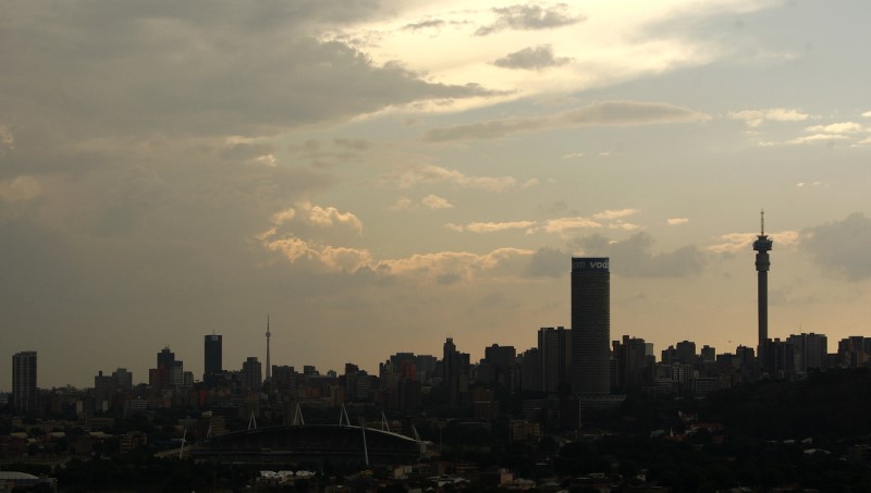 © Reuters. A silhouette of the city of Johannesburg is seen