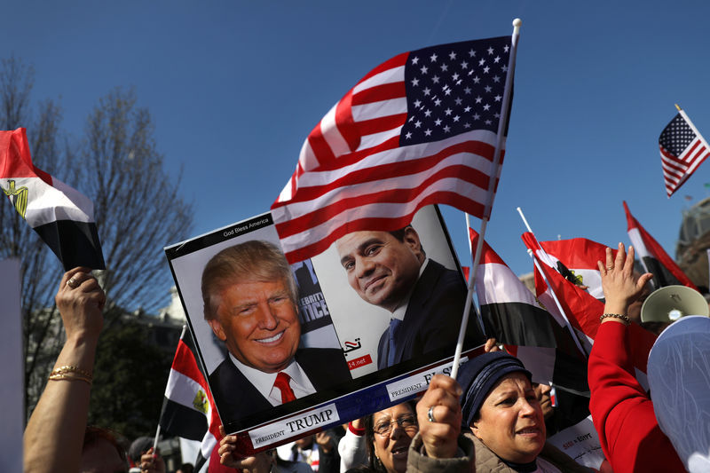 © Reuters. Supporters of Egypt's President Abdel Fattah al-Sisi gather outside the White House prior to his arrival for a meeting with U.S. President Donald Trump in Washington