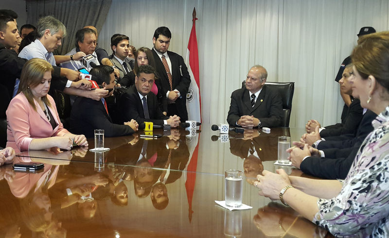 © Reuters. Paraguay's Senate President Acevedo and Supreme Court President Benitez Riera attend a meeting with other senators at the Justice Building in Asuncion