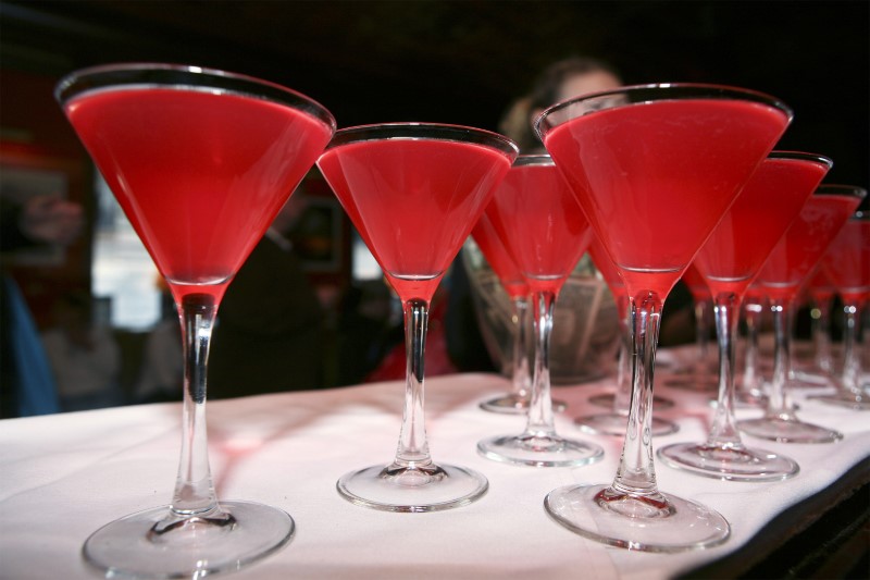 © Reuters. Cosmopolitan drinks line a bar in New York May 23, 2008. REUTERS/Lucas Jackson