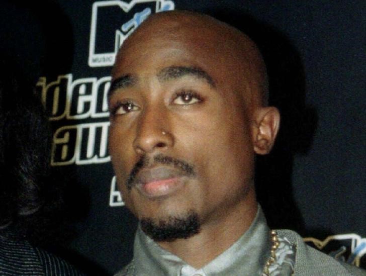 © Reuters. Rapper Tupac Shakur durante a entrega do MTV Music Video Awards em Nova York , em setembro de 1996