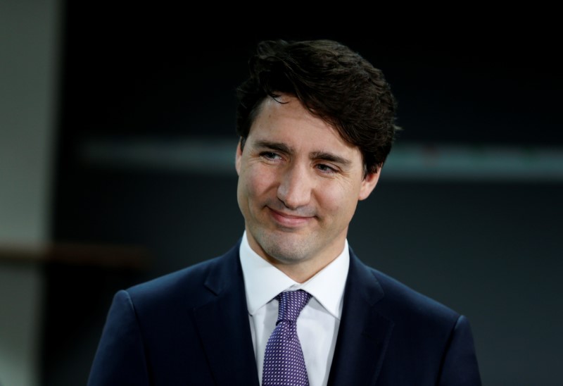 © Reuters. Canadian Prime Minister Justin Trudeau speaks to the press following a robotics demonstration at Kinova Robotics in Boisbriand, Quebec