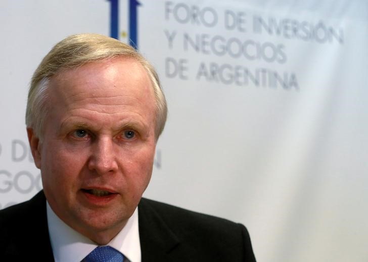 © Reuters. Bob Dudley, CEO of BP gas company, speaks during an interview at the Argentina Business and Investment Forum 2016, in Buenos Aires, Argentina