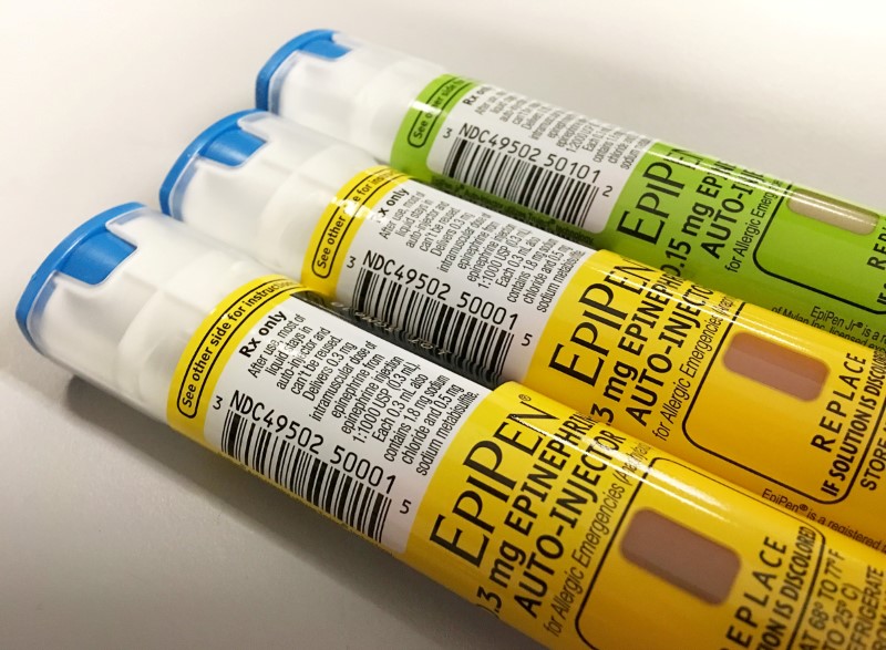 © Reuters. FILE PHOTO -  A file photo showing the EpiPen auto-injection epinephrine pens manufactured by Mylan NV pharmaceutical company are seen in Washington