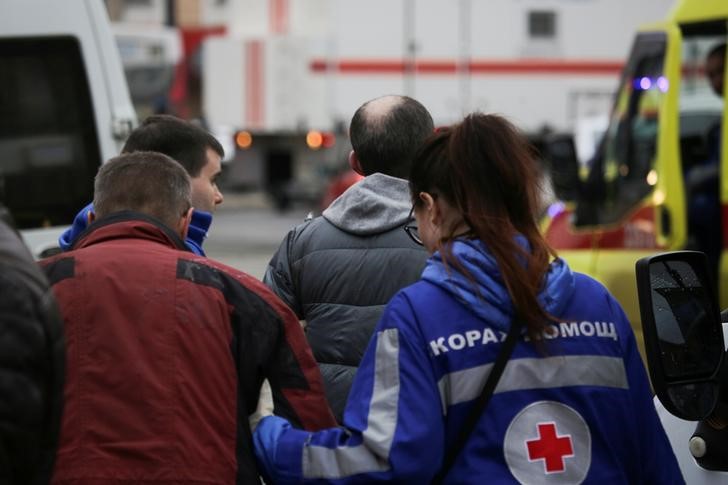 © Reuters. Ferido recebe atendimento médico do lado de fora de estação do metrô após explosões em dois vagões em São Petesburgo, na Rússia