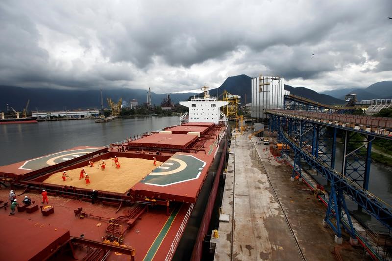 © Reuters. Funcionários trabalham em navio de carga que transportará soja para a China em terminal do Porto de Santos, no Brasil