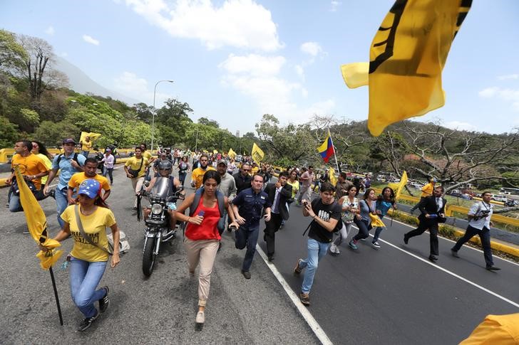 © Reuters. Manifestantes de oposição protestam contra Maduro em Caracas