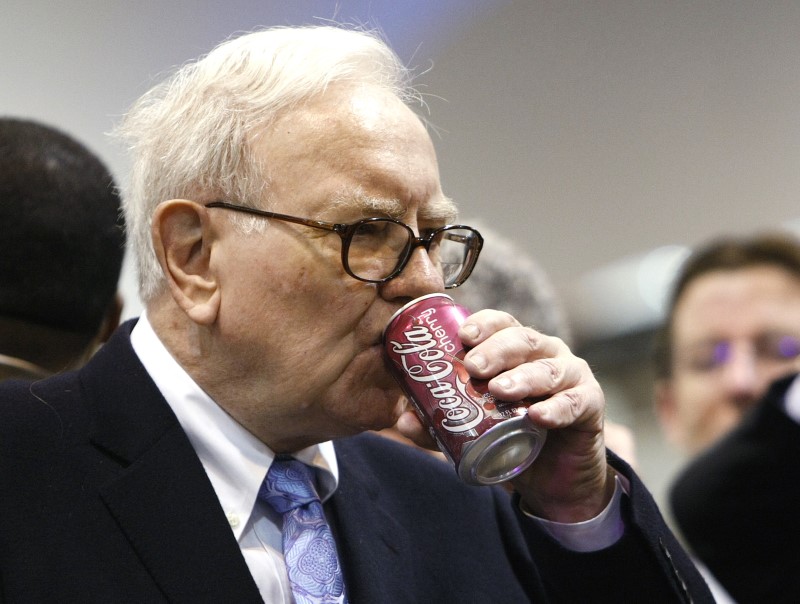 © Reuters. File photo: Warren Buffett takes a swig of his favorite cherry Coke at the Berkshire Hathaway annual meeting