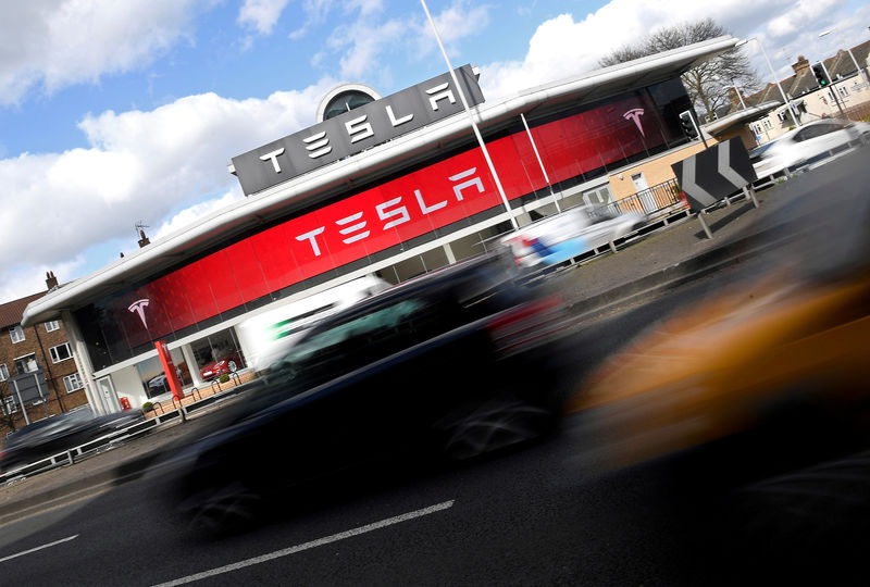 © Reuters. FILE PHOTO --  A Tesla car showroom is seen in west London, Britain