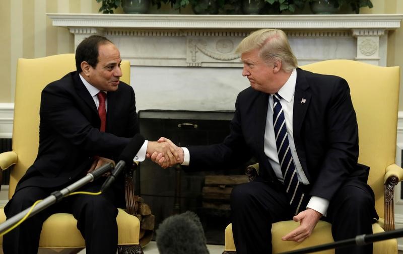 © Reuters. ترامب للسيسي: أمريكا ومصر ستحاربان المتشددين الإسلاميين معا