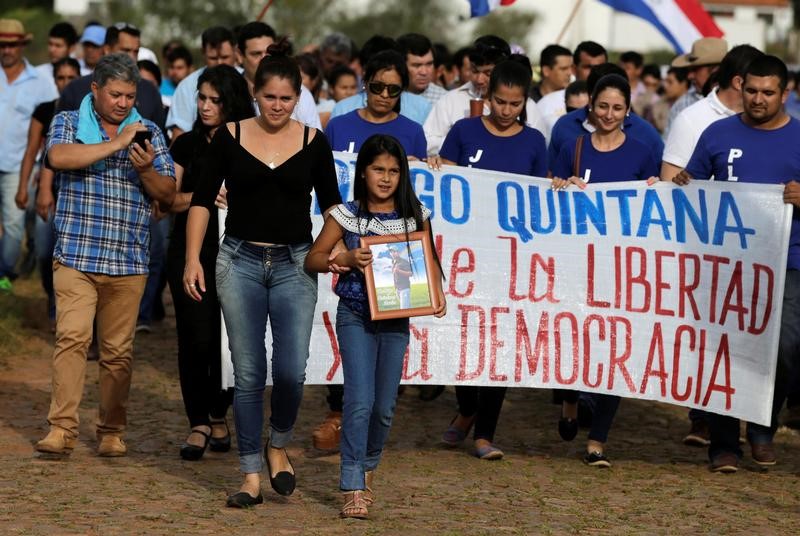 © Reuters. Paraguay retrasa la iniciativa para la reelección de Cartes, continúan las protestas