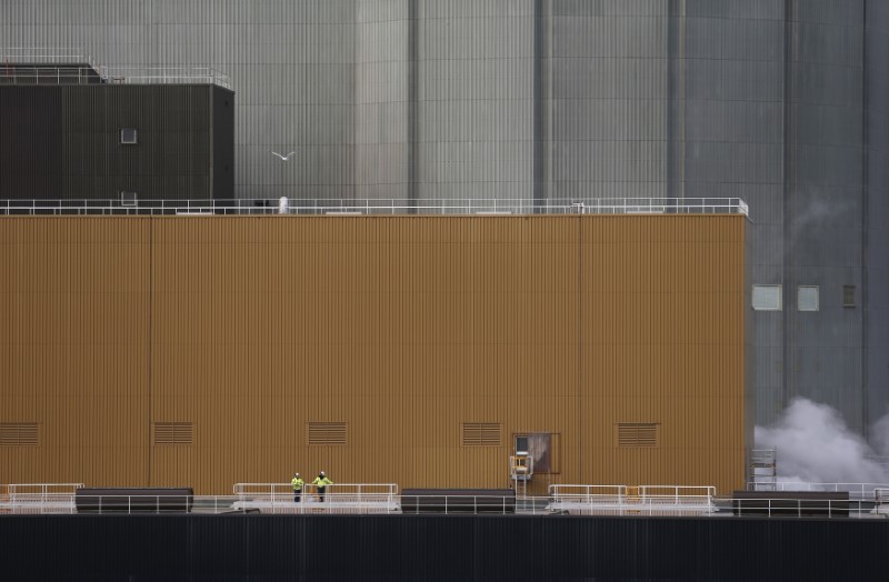 © Reuters. FILE PHOTO: Workers stand outside Wylfa nuclear power station in Cemaes, northern Wales