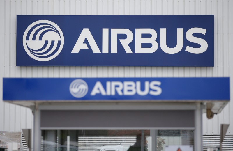 © Reuters. The logo of Airbus is pictured at the entrance of the Airbus facility in Bouguenais, near Nantes