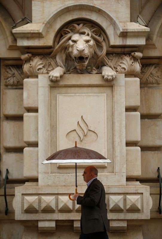 © Reuters. Oitante vende cartera de inmuebles y préstamos dudosos a sociedad de Apollo y Santander