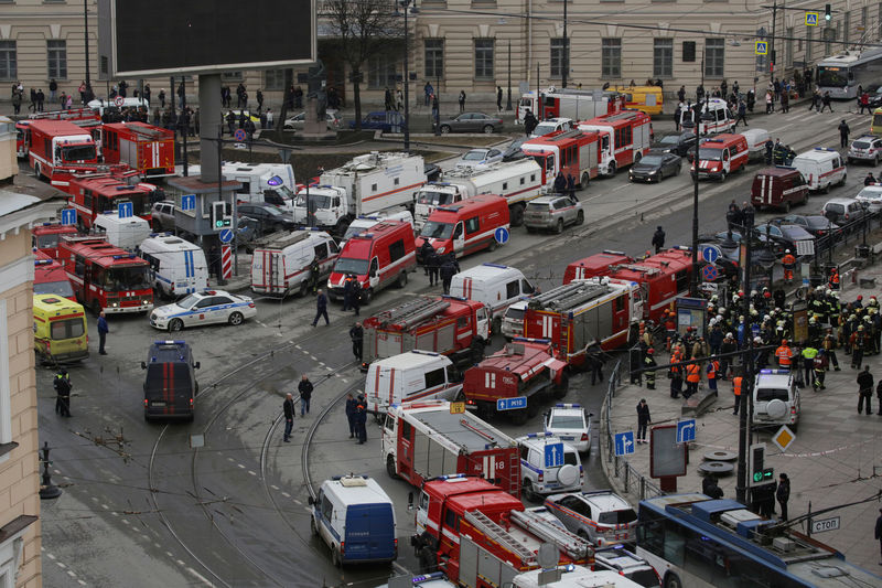 © Reuters. Serviço de emergência do lado de fora da estação de metrô Sennaya Ploshchad, após explosões em São Petersburgo.