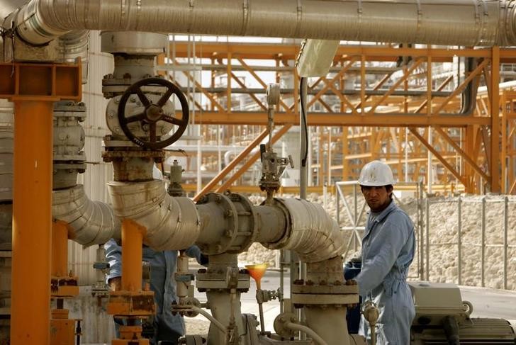 © Reuters. Man works on phases 2-3 of South Pars gas field in Assaluyeh