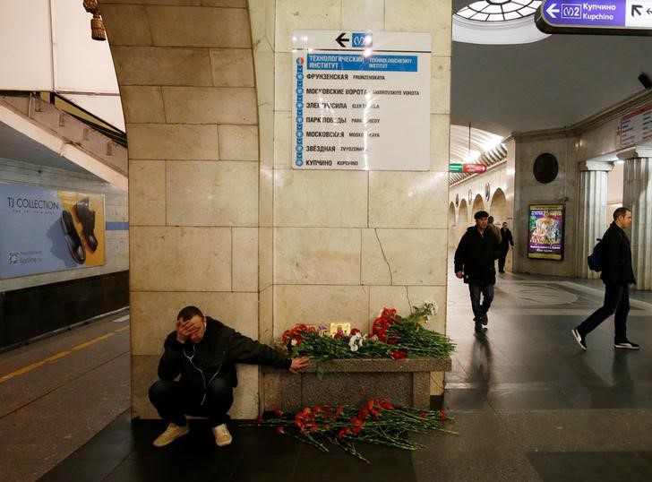 © Reuters. A man reacts next to a memorial site for the victims of a blast in St. Petersburg metro, at Tekhnologicheskiy institut metro station in St. Petersburg
