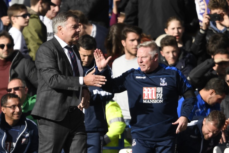 © Reuters. Crystal Palace manager Sam Allardyce shakes hands with assistant manager Sammy Lee after the match