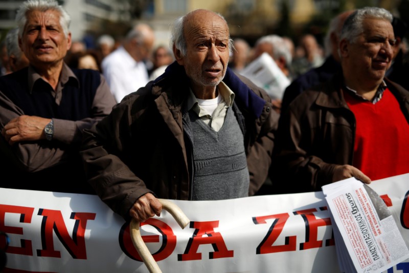 © Reuters. Miles de pensionistas griegos protestan contra más medidas de austeridad