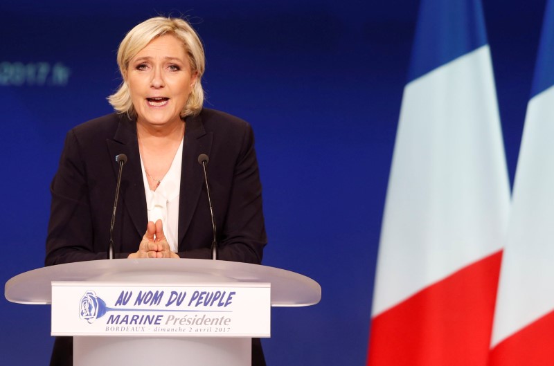 © Reuters. Marine Le Pen, candidata nas eleições presidenciais de 2017 na França, em comício eleitoral em Bordeaux, França.