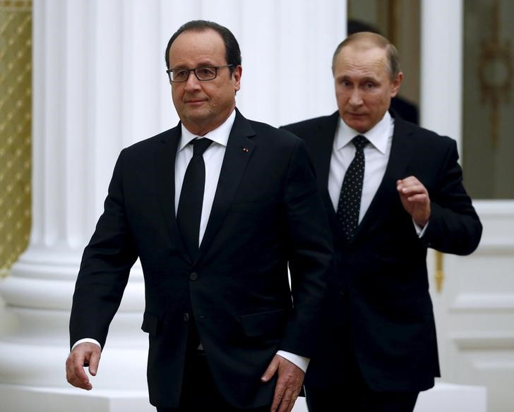 © Reuters. Presidente francês, François Hollande (à esquerda), e presidente russo, Vladimir Putin