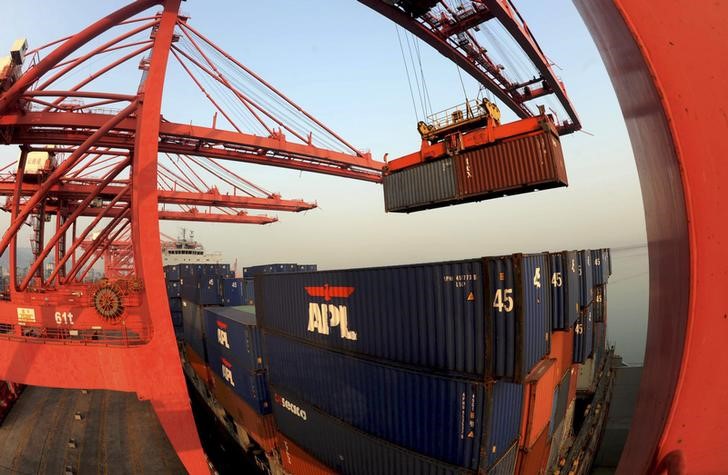 © Reuters. تراجع العجز التجاري الأمريكي مع نمو الصادرات لأعلى مستوى في عامين