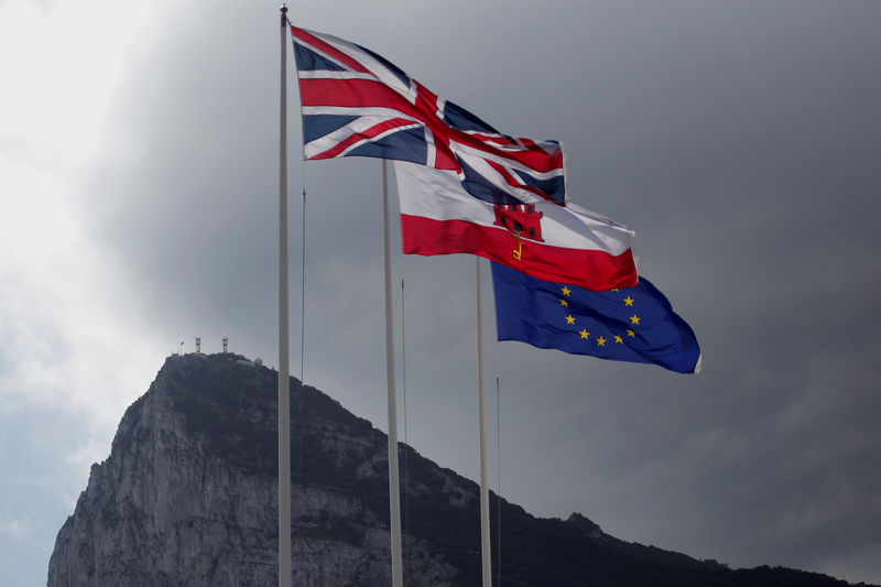 © Reuters. Union Jack, the Gibraltarian flag and the EU flag are seen flying, at the border of Gibraltar with Spain