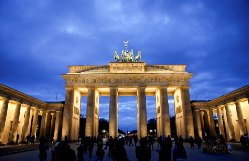 © Reuters. FILE PHOTO: The Brandenburg Gate is seen during sunset in Berlin