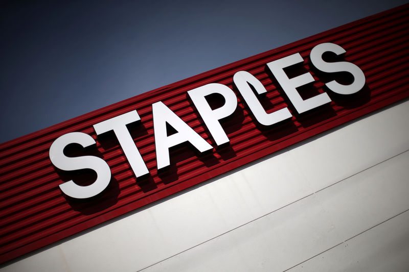 © Reuters. FILE PHOTO: A Staples store is seen in Los Angeles
