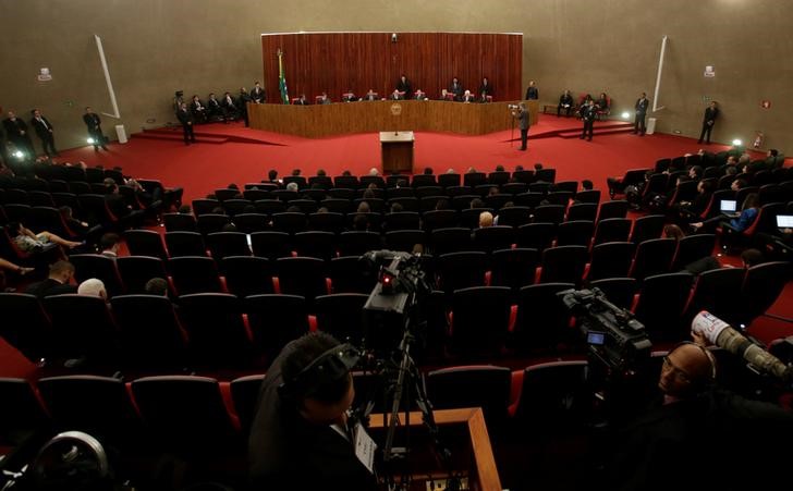 © Reuters. Plenário do Tribunal Superior Eleitoral (TSE) durante julgamento da chapa Dilma-Temer, em Brasília