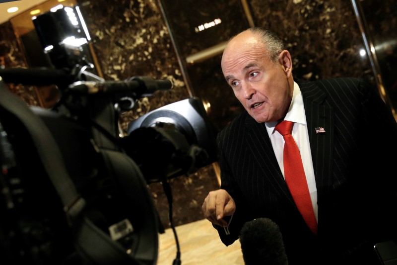 © Reuters. Former New York City Mayor Rudolph Giuliani speaks to members of the media in the lobby at Trump Tower, where U.S. President-elect Donald Trump's offices are, in New York