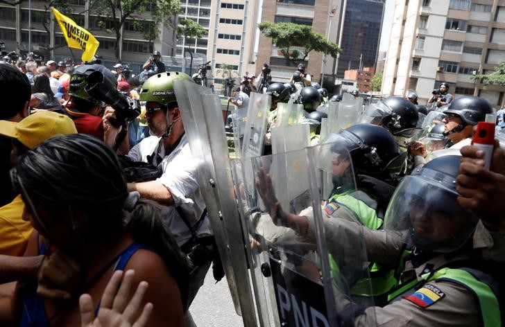 © Reuters. Forças de segurança confrontam manifestantes em Caracas