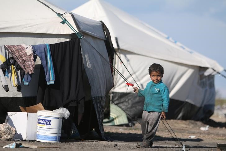 © Reuters. Menino que fugiu da cidade síria de Raqqa em acampamento em Ain Issa