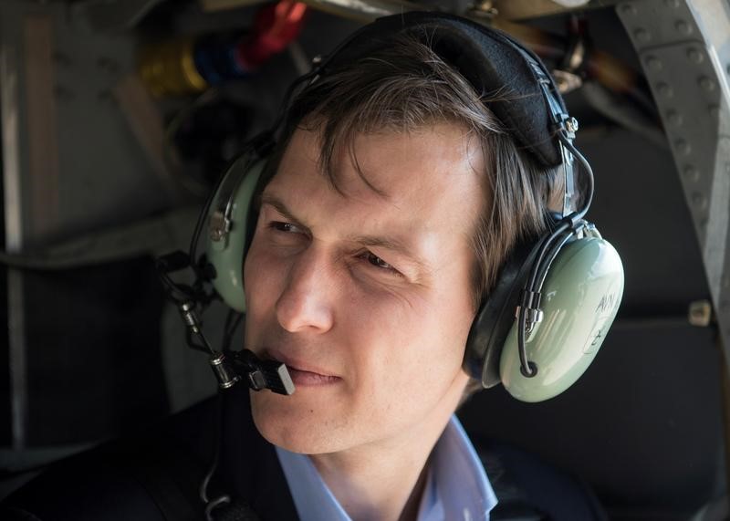 © Reuters. Jared Kushner sobrevoa Bagdá em helicópero