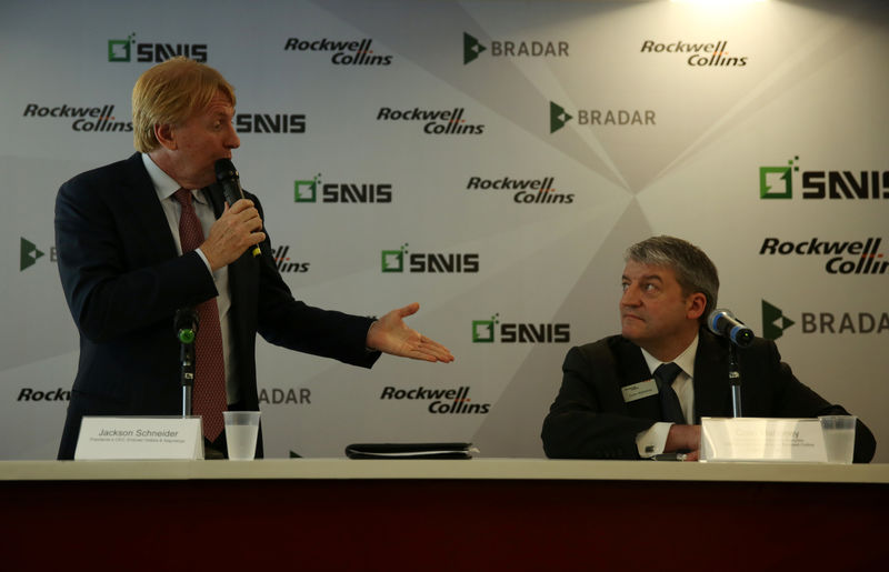 © Reuters. President of Brazilian planemaker Embraer Jackson Schneider and U.S. aviation electronics maker Rockwell Collins senior vice president Colin Mahoney attend a news conference at LAAD in Rio de Janeiro