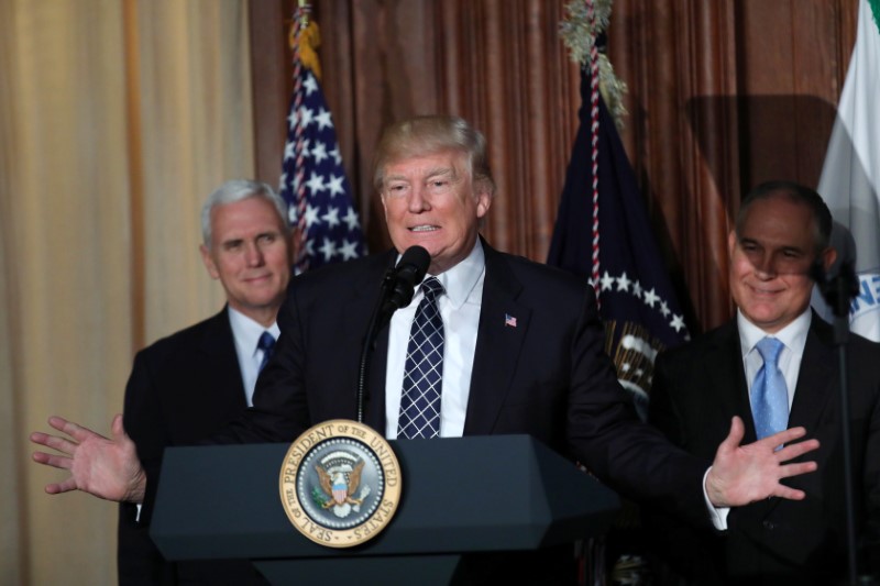 © Reuters. U.S. President Donald Trump speaks between Vice President Mike Pence and EPA Administrator Scott Pruitt prior to signing an executive order on "energy independence," eliminating Obama-era climate change regulations, during an event