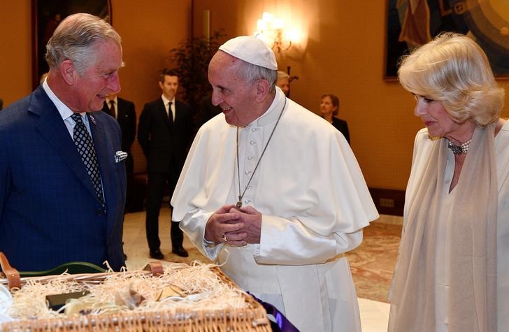 © Reuters. Papa Francisco conversa com príncipe Charles e sua esposa Camilla no Vaticano