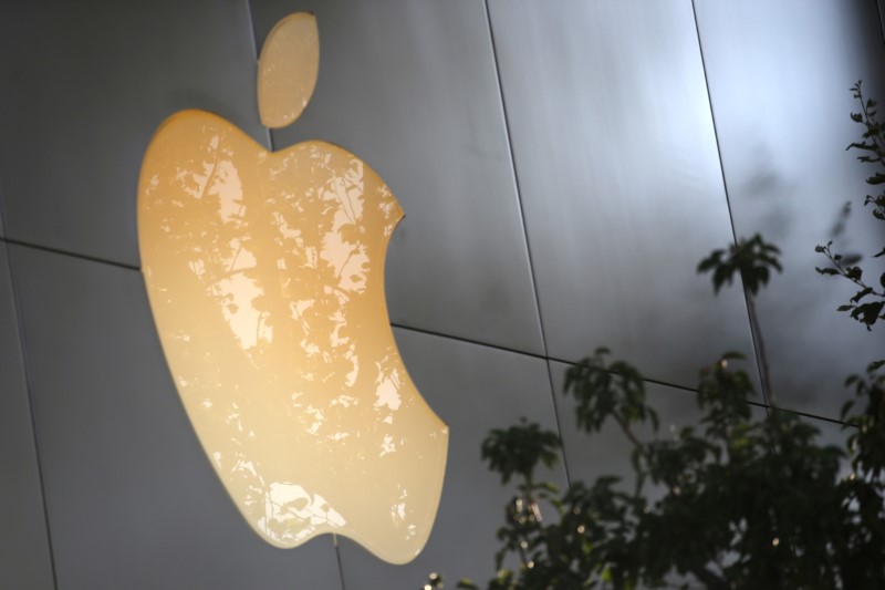 © Reuters. FILE PHOTO: An Apple logo is seen in a store in Los Angeles