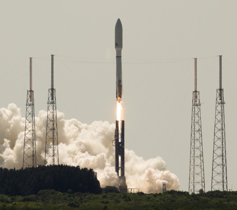 © Reuters. FILE PHOTO: United Launch Alliance launches an Atlas V rocket with an United States Air Force OTV-4  onboard from Cape Canaveral Air Force Station