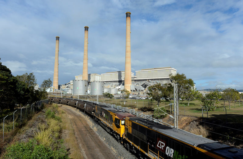 © Reuters. A coal train leaves the Gladstone Power Station in Gladstone, Queensland