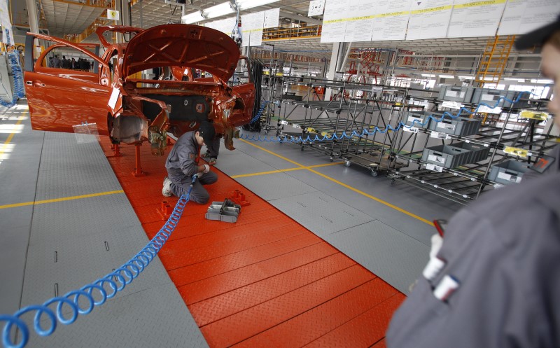 © Reuters. FILE PHOTO: Mechanics work on an assembly line in the car factory of Great Wall Motor Co near the town of Lovech